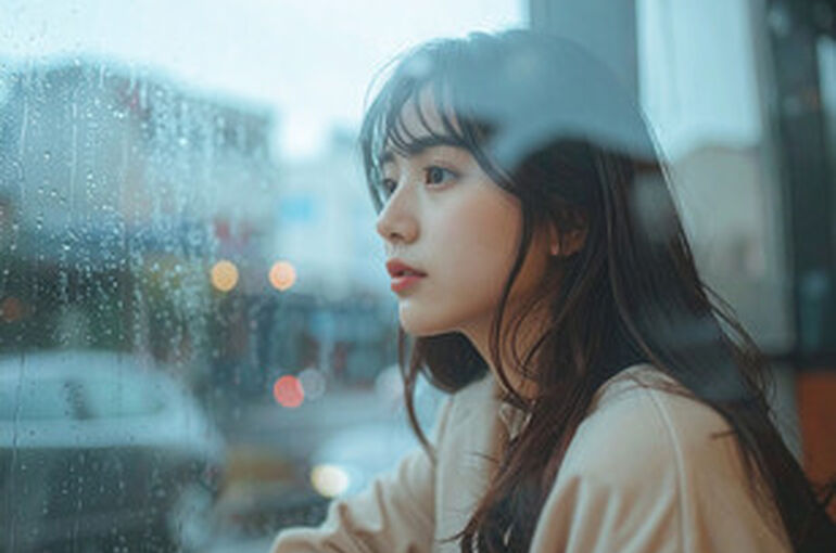 雨　窓外　真顔